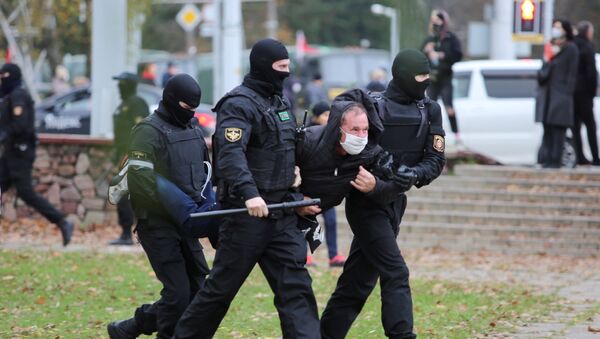 Em Minsk, na Bielorrússia, policiais carregam um manifestante durante um protesto da oposição contra os resultados eleitorais, em 1º de outubro de 2020 - Sputnik Brasil
