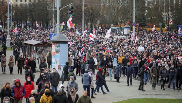 Em Minsk, na Bielorrússia, manifestante realizam protesto de oposição contra os resultados eleitorais, em 1º de outubro de 2020 - Sputnik Brasil