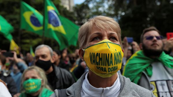 Manifestante participa de ato contra a aplicação mandatória de vacina contra a COVID-19 em São Paulo, 1º de novembro de 2020 - Sputnik Brasil