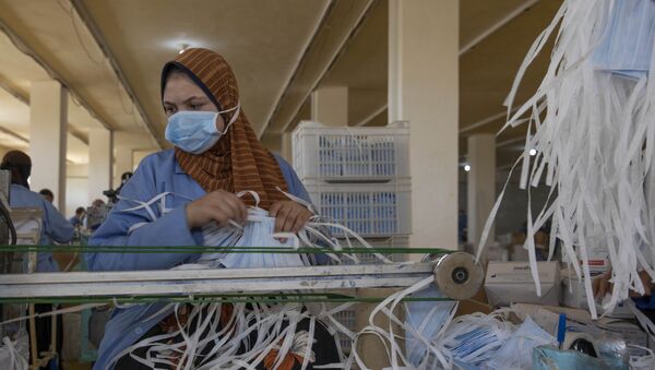 Mulher fabrica máscaras para COVID-19 no Egito - Sputnik Brasil