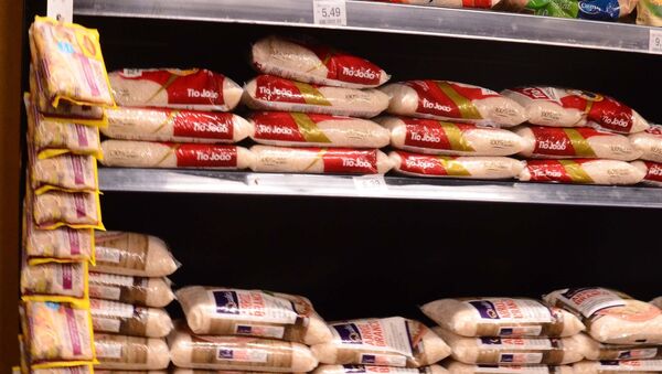 Prateleira de supermercado mostra alta no preço dos pacotes de arroz no Brasil. - Sputnik Brasil