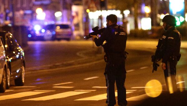 Em Viena, na Áustria, policiais bloqueio uma rua na região central da cidade após um tiroteio, em 2 de novembro de 2020 - Sputnik Brasil