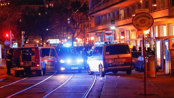 Em Viena, a polícia bloqueia uma rua próxima da região central após um tiroteio, em 2 de novembro de 2020 - Sputnik Brasil