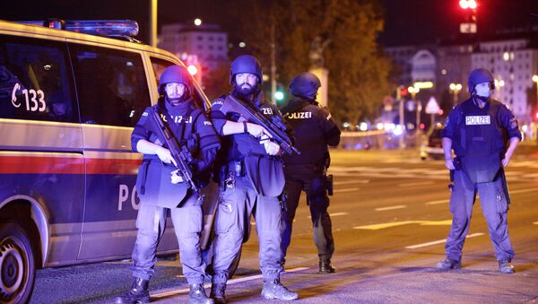 Em Viena, policiais armados bloqueiam uma rua na região central da cidade após tiroteio na região, em 2 de novembro de 2020 - Sputnik Brasil