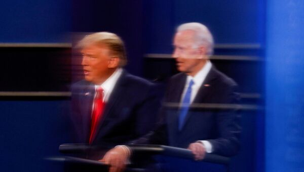 Presidente atual dos EUA, Donald Trump, e candidato à presidência Joe Biden durante debates presidenciais em Nashville, Tennessee, em 22 de outubro de 2020 (foto de arquivo) - Sputnik Brasil