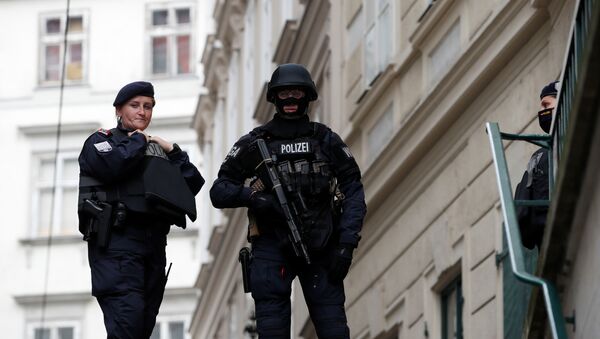 Policiais patrulham as ruas de Viena, na Áustria. - Sputnik Brasil