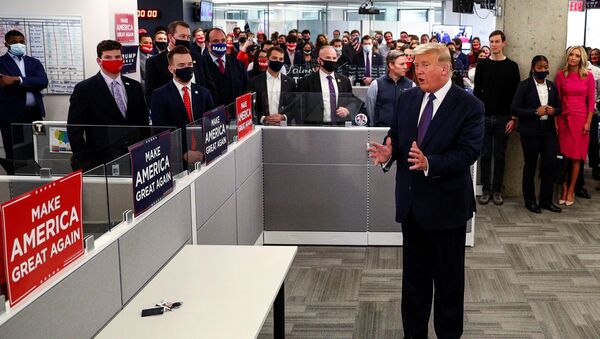 O presidente dos EUA, Donald Trump, cumprimenta os membros da equipe enquanto visita sua sede de campanha presidencial no dia da eleição em Arlington, Virgínia, EUA, 3 de novembro de 2020 - Sputnik Brasil