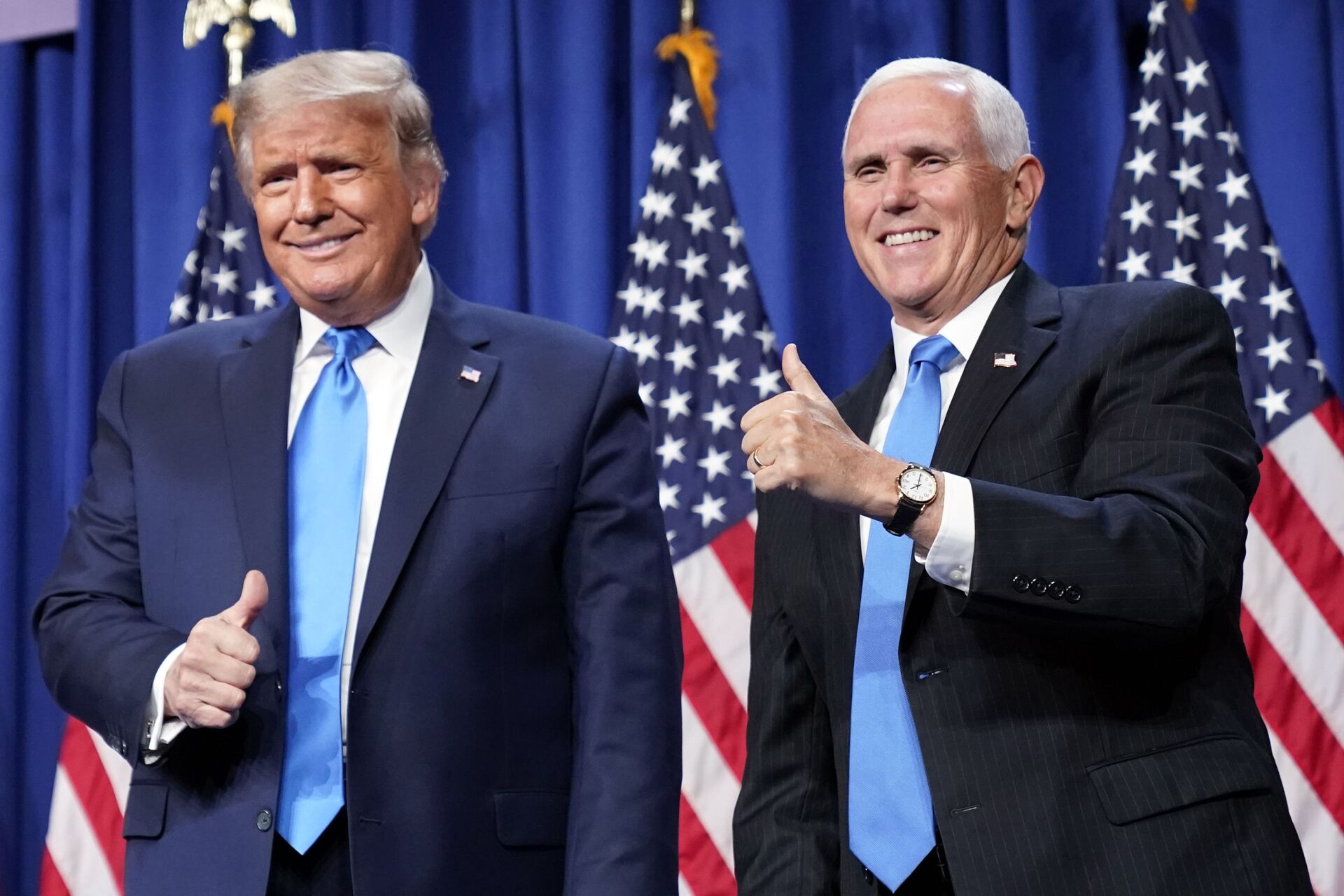 Em Charlotte, no estado norte-americano da Carolina do Norte, o presidente dos Estados Unidos, Donald Trump, posa ao lado do vice-presidente Mike Pence, durante a convenção partidária republicana, em 24 de agosto de 2020 - Sputnik Brasil, 1920, 05.06.2023