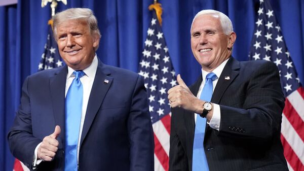 Em Charlotte, no estado norte-americano da Carolina do Norte, o presidente dos Estados Unidos, Donald Trump, posa ao lado do vice-presidente Mike Pence, durante a convenção partidária republicana, em 24 de agosto de 2020 - Sputnik Brasil