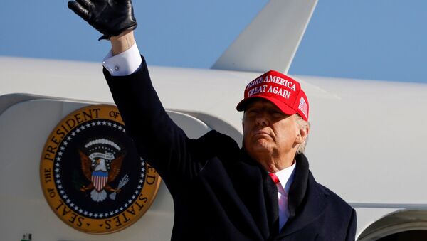 Presidente dos EUA, Donald Trump, acena no aeroporto de Fayetteville, na Carolina do Norte - Sputnik Brasil