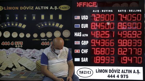Homem diante de casa de câmbio na Turquia com cotações da lira - Sputnik Brasil