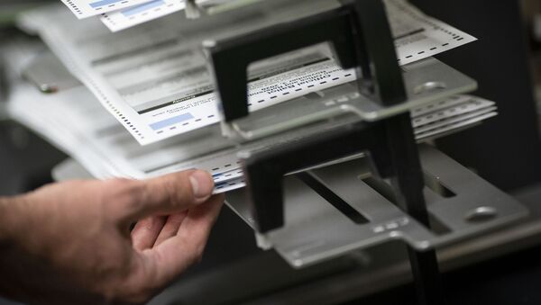 Funcionários do sistema eleitoral de Wisconsin contam cédulas de eleitores ausentes, em Kenosha, Wisconsin, EUA, 3 de novembro de 2020 - Sputnik Brasil