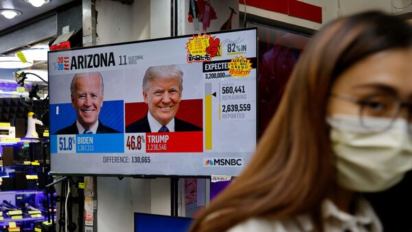 Relatório sobre eleições dos EUA em uma tela na rua de Hong Kong, 4 de novembro de 2020 - Sputnik Brasil