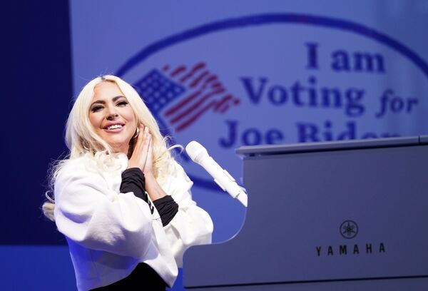 Lady Gaga faz show durante comício de campanha realizado pelo candidato do Partido Democrata e ex-vice-presidente Joe Biden em Pittsburgh, Pensilvânia, EUA, 2 de novembro de 2020 - Sputnik Brasil