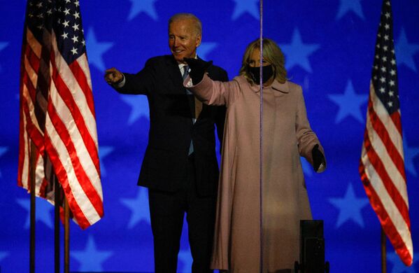 Joe Biden com sua esposa discursam em Wilmington, estado de Delaware, EUA - Sputnik Brasil