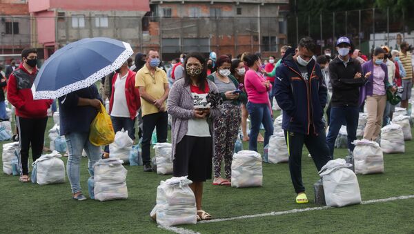 Em São Paulo, moradores da favela de Paraisópolis recebem mil cestas básicas em ação organizada pela grupo G10 das favelas, em 22 de outubro de 2020 - Sputnik Brasil
