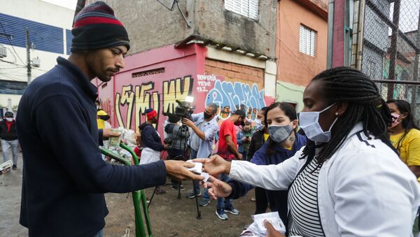 Em São Paulo, moradores da favela de Paraisópolis recebem mil cestas básicas em ação organizada pelo grupo G10 das favelas contra efeitos sociais da pandemia da COVID-19, em 22 de outubro de 2020 - Sputnik Brasil