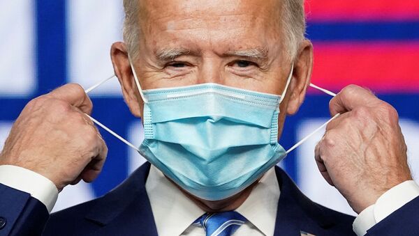 Candidato à presidência dos EUA, Joe Biden, retira máscara para realizar discurso, em Wilmington, Delaware, Estados Unidos, 4 de novembro de 2020  - Sputnik Brasil