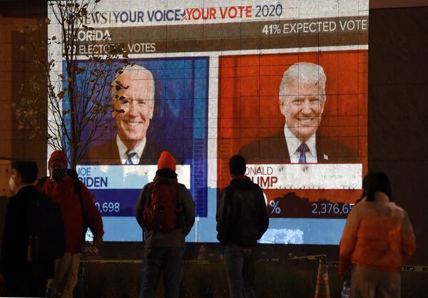 Americanos observam os resultados das eleições no estado da Flórida a partir de Washington, EUA - Sputnik Brasil