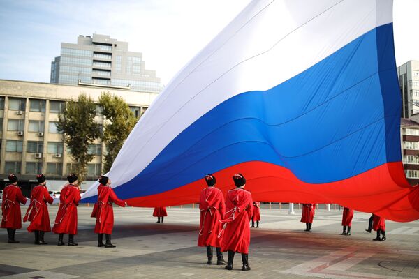 Cerimônia solene do hasteamento da bandeira nacional da Rússia por militares das tropas cossacas de Kuban durante o Dia da União Popular em Krasnodar, Rússia - Sputnik Brasil
