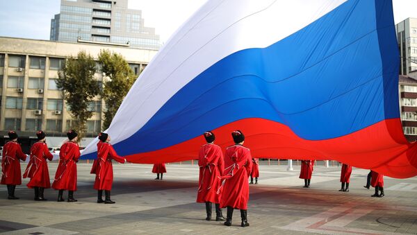 Cerimônia solene do hasteamento da bandeira nacional da Rússia por militares das tropas cossacas de Kuban durante o Dia da União Popular em Krasnodar, Rússia - Sputnik Brasil