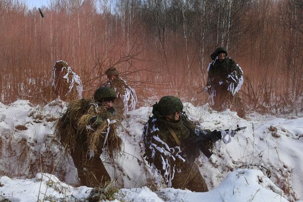 Cadetes da Escola Superior Militar de Comando de Novossibirsk durante formação tática especializada em polígono de treinamento na Rússia - Sputnik Brasil