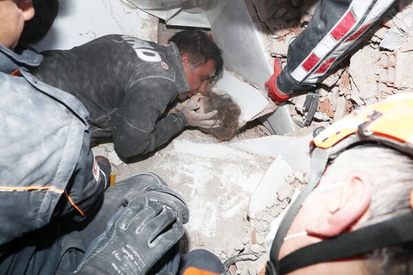 Equipes de resgate retiram a menina Ayda Gezgin, de 4 anos, de escombros de um prédio após terremoto atingir a cidade portuária do mar Egeu de Izmir, na Turquia - Sputnik Brasil