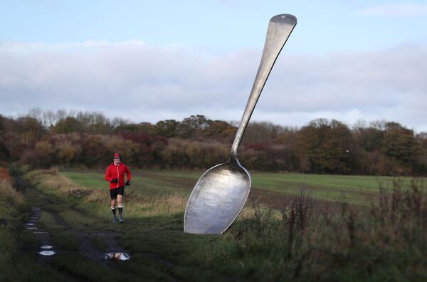 Corredor passa em frente a escultura A Colher Gigante em Cramlington, no Reino Unido - Sputnik Brasil