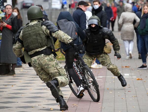 Agentes das forças de segurança bielorrussos tentam deter um cidadão durante protesto ilegal em Minsk, Bielorrússia - Sputnik Brasil