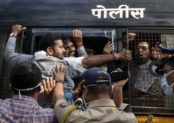 Policiais detêm manifestantes do partido político Bharatiya Janata durante protestos após âncora de notícias de TV local Arnab Goswami ter sido preso, em Mumbai, Índia - Sputnik Brasil