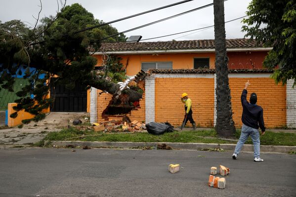 Consequências da tempestade Eta em El Salvador - Sputnik Brasil