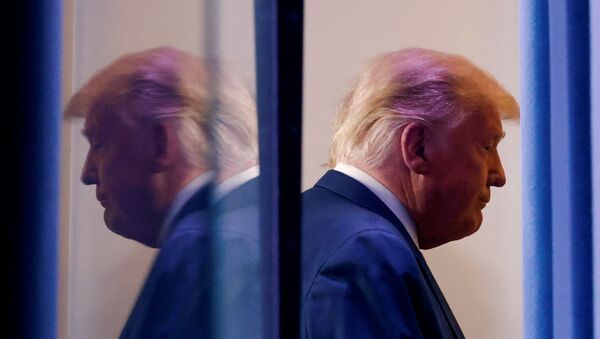 Presidente dos EUA, Donald Trump deixa recinto após realizar discurso sobre supostas fraudes em eleições norte-americanas, Washington, 5 de novembro de 2020 - Sputnik Brasil