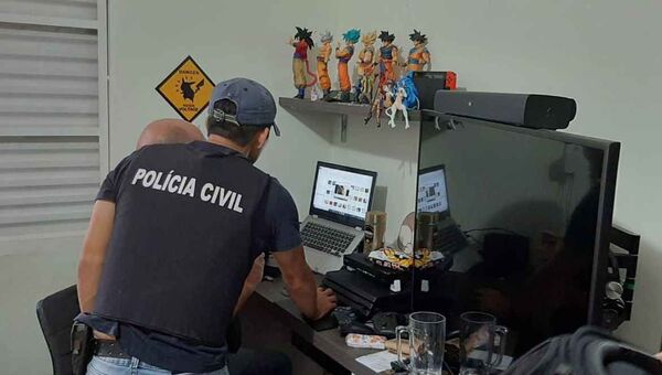 Policiais civis cumprem em dez estados brasileiros mandados de busca e apreensão em combate à pornografia infantil - Sputnik Brasil