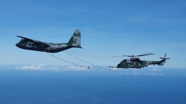 FAB realiza campanha de reabastecimento aéreo com avião KC-130 Hércules e helicóptero H-36 Caracal - Sputnik Brasil