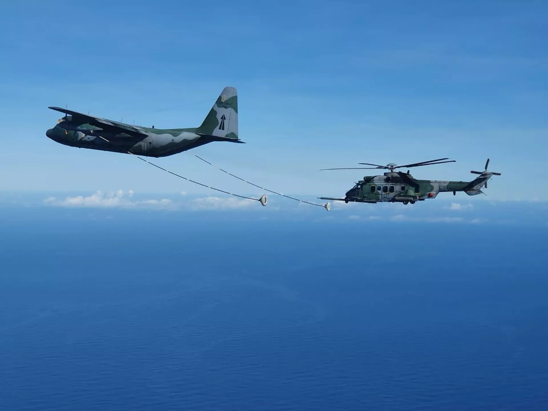 FAB realiza campanha de reabastecimento aéreo com avião KC-130 Hércules e helicóptero H-36 Caracal - Sputnik Brasil, 1920, 10.08.2023