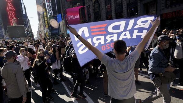 Em Nova York, apoiadores de Joe Biden comemoram na Times Square o anúncio da mídia norte-americana apontando vitória do democrata nas eleições presidenciais, em 7 de novembro de 2020 - Sputnik Brasil