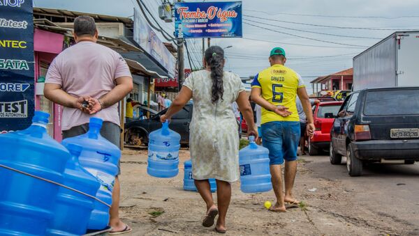 Em Macapá, em meio a um apagão no estado do Amapá, população sofre com falta de água e desabastecimento, em 7 de novembro de 2020 - Sputnik Brasil