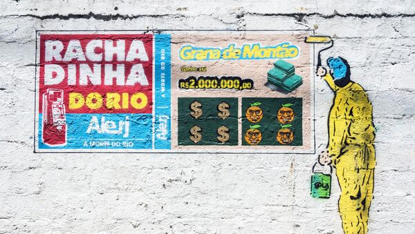 Grafite em alusão ao suposto esquema de rachadinhas na Assembleia Legislativa do Rio de Janeiro (Alerj), envolvendo Flávio Bolsonaro e Fabrício Queiroz - Sputnik Brasil