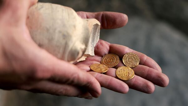 Quatro moedas de ouro milenares encontradas em escavações perto do Muro das Lamentaçãoes em Jerusalém, Israel - Sputnik Brasil