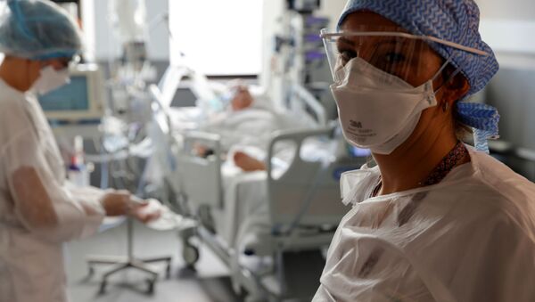 Enfermeira de máscara e macacão de proteção na Unidade de Terapia Intensiva (UTI), onde pacientes com coronavírus (COVID-19) são tratados no Hospital Victor Provo, Roubaix, França, 6 de novembro de 2020 - Sputnik Brasil