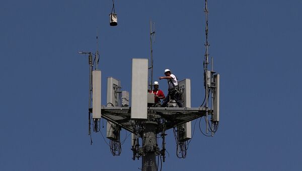 Trabalhadores instalam equipamento para uso da tecnologia 5G no Texas, nos EUA - Sputnik Brasil