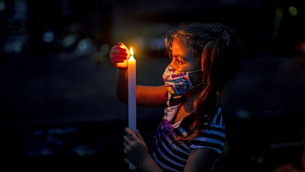 Menina segura vela em cemitério de Belém, no estado do Pará, 2 de novembro de 2020  - Sputnik Brasil