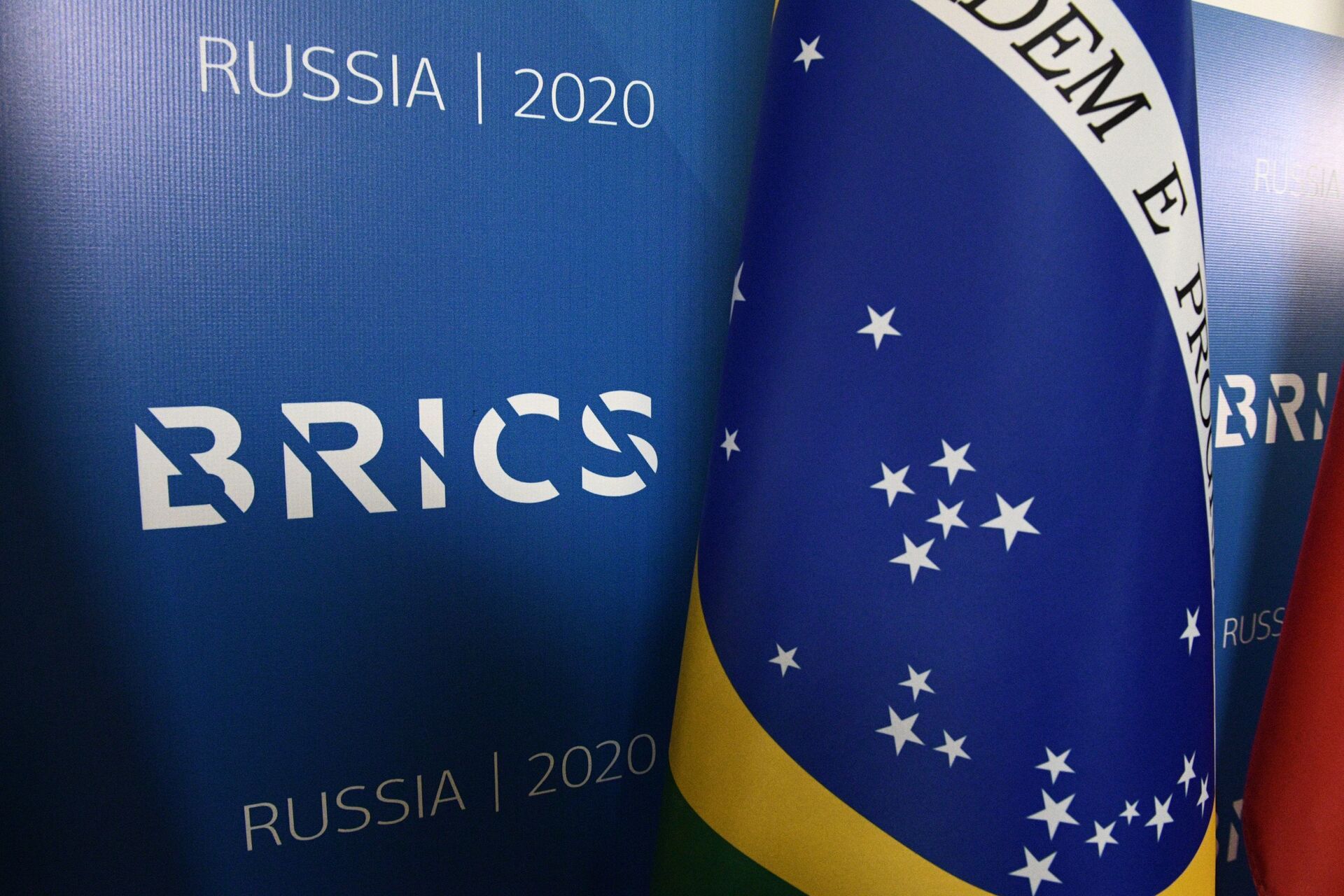 Bandeira do Brasil ao lado do logotipo do BRICS durante fórum em São Petersburgo, Rússia, 30 de outubro e 2020        - Sputnik Brasil, 1920, 09.11.2021