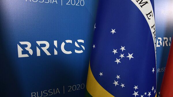 Bandeira do Brasil ao lado do logotipo do BRICS durante fórum em São Petersburgo, Rússia, 30 de outubro e 2020        - Sputnik Brasil