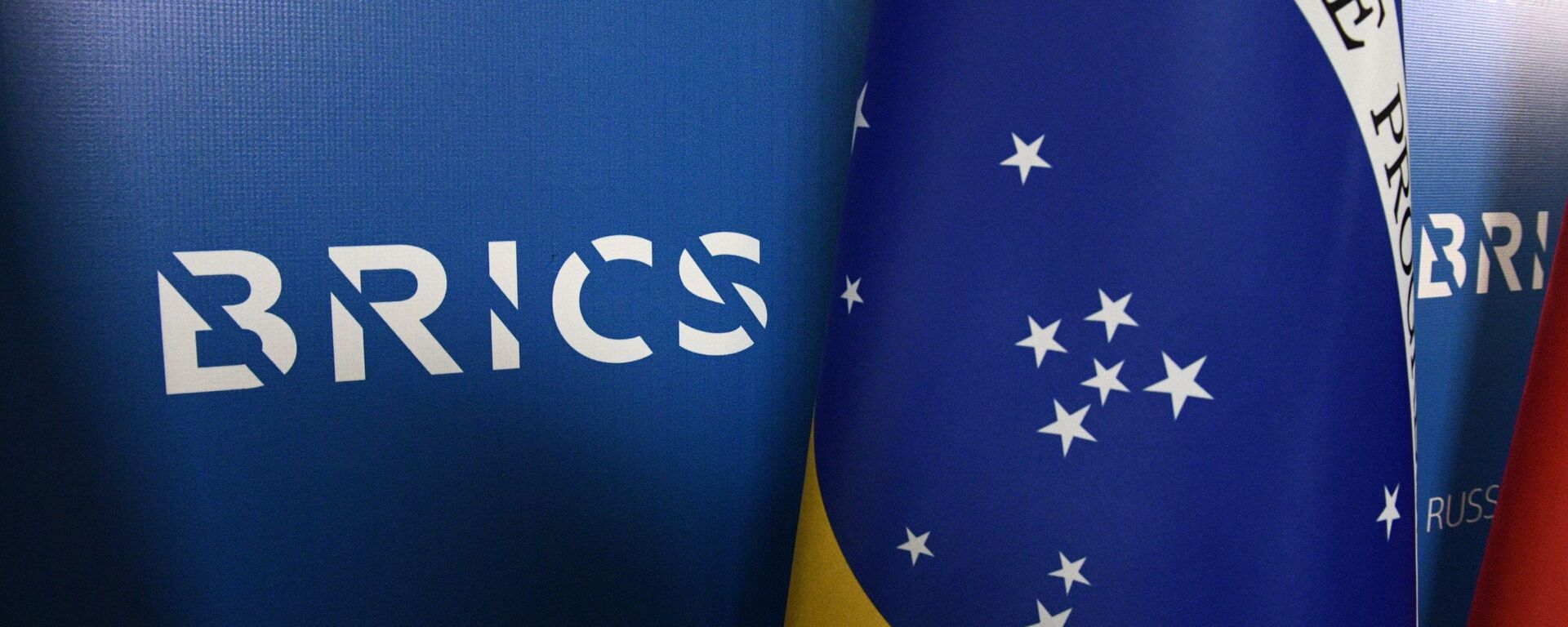 Bandeira do Brasil ao lado do logotipo do BRICS durante fórum em São Petersburgo, Rússia, 30 de outubro e 2020        - Sputnik Brasil, 1920, 23.03.2022