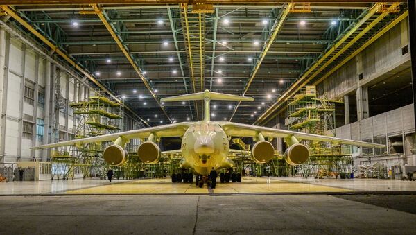 Novo avião de transporte militar Il-76MD-90A na linha de montagem - Sputnik Brasil