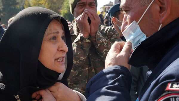 Mulher discute com agente de segurança durante protestos em Erevan, capital da Armênia, 11 de novembro de 2020  - Sputnik Brasil