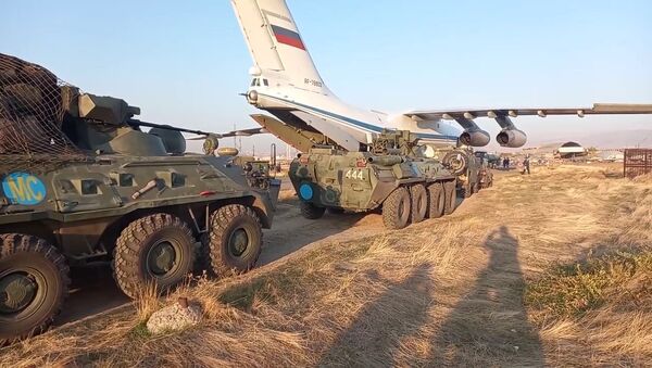 Forças de paz da Rússia desembarcam em Nagorno-Karabakh - Sputnik Brasil