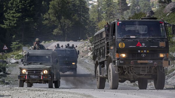 Comboio de veículos militares do Exército indiano avança na estada Srinagar-Ladakh em Gagangeer, na região da Caxemira controlada pela Índia - Sputnik Brasil