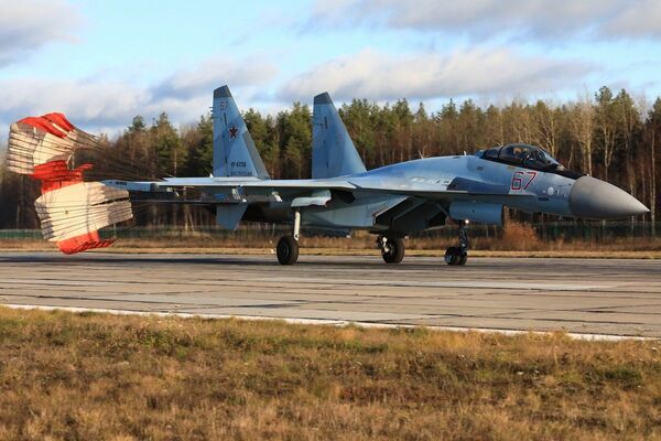 Treinamento de combate aéreo multimodo por tripulações de novos caças Su-35S do Distrito Militar Ocidental - Sputnik Brasil